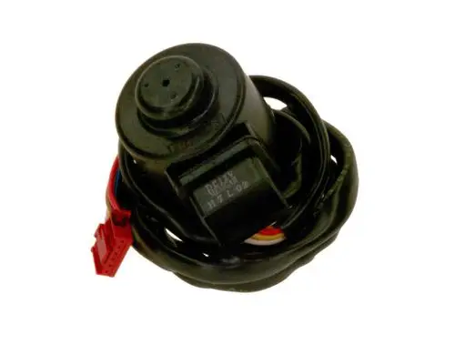 Bosch Spule mit einem schwarzen Gehäuse, mehreren elektrischen Anschlüssen und einem roten Stecker.